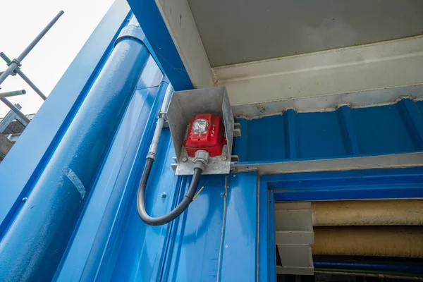 水泵房近门上有火警警笛 此照片适用于工业背景摄影 发电厂招贴画及电力内容媒体 — 图库照片