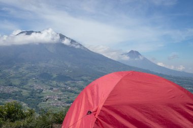 Merkezi Java Semarang Dağı 'nın zirvesinden hava manzarası. Fotoğraf macera içeriği medyası, doğa posteri ve orman geçmişi için kullanılabilir.