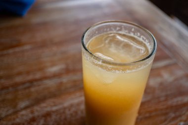 Geleneksel Endonezya içkisi Jamu Beras Kencur buzlu, taze ve lezzetli. Fotoğraf içki arkaplanı, menü posteri ve içerik ortamı için kullanılabilir.