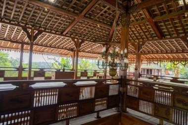 Geleneksel Central Java Semarang restoranının iç dekorasyonu. Fotoğraf restoran arkaplanı ve dekorasyon içeriği medyası için kullanılabilir.