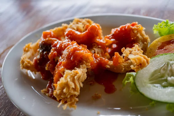 Τηγανητό Καλαμάρι Γλυκιά Πικάντικη Σάλτσα Παραδοσιακή Θαλασσινά Της Ινδονησίας Φωτογραφία — Φωτογραφία Αρχείου