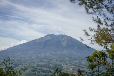 Sabah vakti güneş ışığı yaz titreşimleri aldığında manzara dağları. Fotoğraf macera içeriği medyası, doğa posteri ve orman geçmişi için kullanılabilir.
