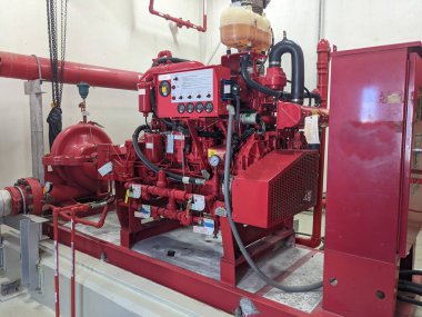 Elektrik santrali projesi için acil dizel ve elektrik pompası. Fotoğraf güvenlik içeriği medyası ve yangın koruma arkaplanı için kullanılabilir.