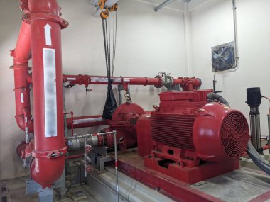 Elektrik santrali projesi için acil dizel ve elektrik pompası. Fotoğraf güvenlik içeriği medyası ve yangın koruma arkaplanı için kullanılabilir.