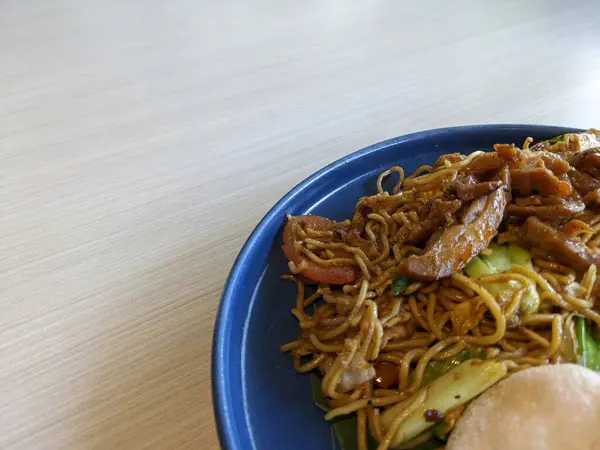 Τηγανητά Noodles Bbq Πικάντικη Σάλτσα Γαρίδες Τραγανή Πάνω Από Ξύλινο — Φωτογραφία Αρχείου
