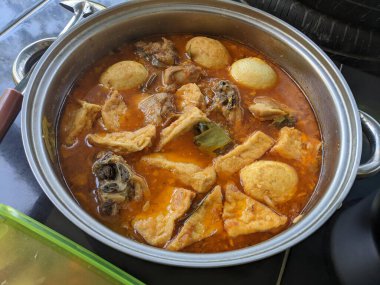 Doğu Cava 'nın geleneksel yemekleri, ev yemekleri. Bali sosu, çorba, satay, erişte ve yumurta. Fotoğraf günlük yemek içeriği medya ve gıda geçmişi için kullanılabilir.