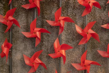 Çocuk parkında çok renkli plastik yel değirmeni, sarı, pembe, kırmızı, mavi ve turuncu. resim oyun alanı arka planı, eğitim içeriği medyası ve dekorasyon ilhamı için kullanılabilir.