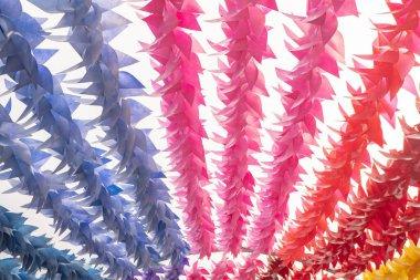 Çocuk parkında çok renkli plastik yel değirmeni, sarı, pembe, kırmızı, mavi ve turuncu. resim oyun alanı arka planı, eğitim içeriği medyası ve dekorasyon ilhamı için kullanılabilir.