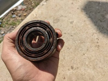 Yörünge pompasının aşınması ve hasarı, döner bölüm. Fotoğraf mekanik arkaplan, endüstriyel içerik medyası ve mekanik eğitim için kullanılabilir.