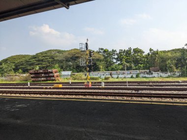 Semarang 'da seyahat ederken tepeleri, bahçeyi ve gölü gezeriz. Fotoğraf seyahat içeriği medyası ve doğa posteri için kullanılabilir.