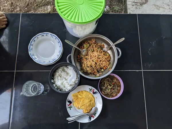 전통적으로 자바에서 집에서 요리하는 조미료 사진은 일상적 매체와 배경을 사용하기에 — 스톡 사진