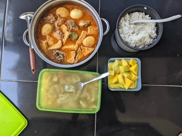 传统的东方番石榴 家常烹调 巴厘岛调料 面条和鸡蛋 这张照片适用于日常膳食内容 媒体和食物背景 — 图库照片