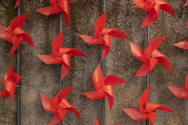 Çocuk parkında çok renkli plastik yel değirmeni, sarı, pembe, kırmızı, mavi ve turuncu. resim oyun alanı arka planı, eğitim içeriği medyası ve dekorasyon ilhamı için kullanılabilir.