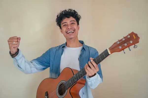 Joven Hombre Rizado Usar Ropa Mezclilla Tocando Guitarra Sonríe Feliz — Foto de Stock