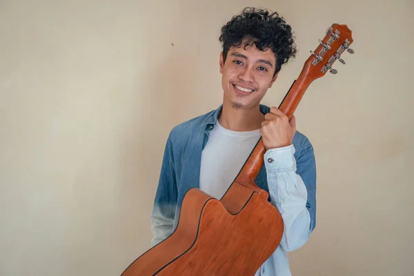 Jovem Homem Encaracolado Usa Roupas Ganga Tocando Guitarra Sorria Feliz — Fotografia de Stock