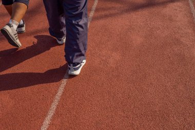 Gölge ve ayakçıyla koşmak için koşu pisti. Fotoğraf spor ve içerik ortamını çalıştırmak için uygundur.