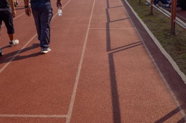 Gölge ve ayakçıyla koşmak için koşu pisti. Fotoğraf spor ve içerik ortamını çalıştırmak için uygundur.