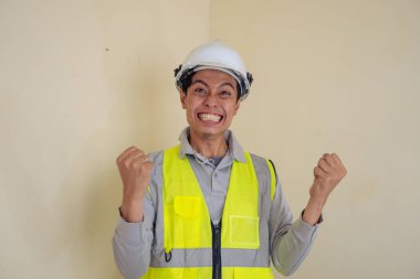 Erkek işçi tezahürat ve jest. Fotoğraf, mühendis posteri ve güvenlik içeriği medyası için kullanılabilir.