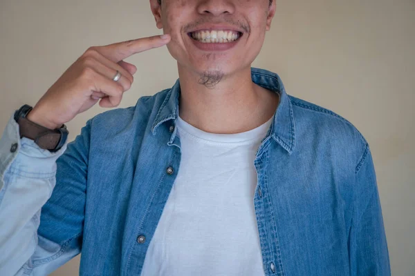 Homem Mostrando Seu Dente Com Roupa Estilo Ganga Foto Adequada — Fotografia de Stock