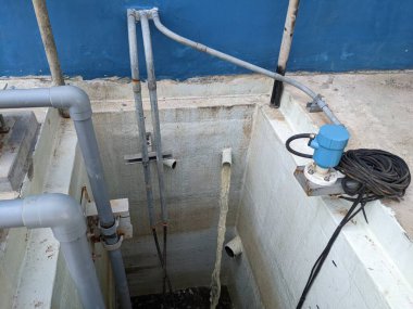 Su işleme tesisinde atık su kuyusu. Fotoğraf, su arıtma tesisi içeriği medyası için kullanılabilir.