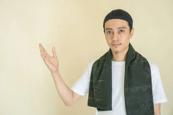Muslim Muda Indonesia Menunjukkan Atau Klik Pose Ibu Jari Foto — Stok Foto