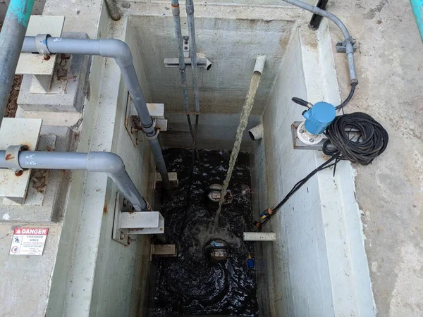 水处理过程中废水处理厂的废水坑 此照片适用于水处理厂的内容物介质 — 图库照片