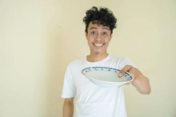 Νεαρός Σγουρός Άντρας Φοράει Λευκά Shirts Κρατώντας Πιάτο Κουτάλι Και — Φωτογραφία Αρχείου
