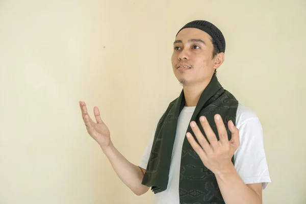Joven Indonesio Usa Ropa Musulmana Con Gesto Oración Foto Adecuada — Foto de Stock