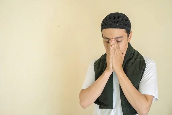 Молодой Индонезиец Носит Мусульманскую Одежду Молитвенным Жестом Фотография Подходит Мусульманских — стоковое фото
