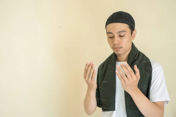 Młody Indonezyjczyk Nosi Muzułmańskie Ubrania Modlitewnym Gestem Zdjęcie Nadaje Się — Zdjęcie stockowe