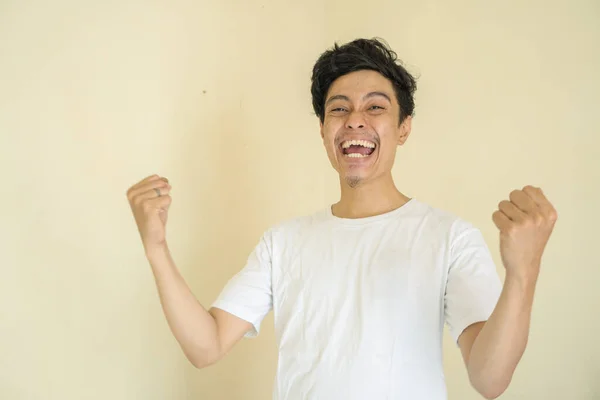 Pria Keriting Muda Gestur Bersorak Memakai Kaos Putih Foto Ini — Stok Foto