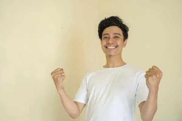 Pria Keriting Muda Gestur Bersorak Memakai Kaos Putih Foto Ini — Stok Foto