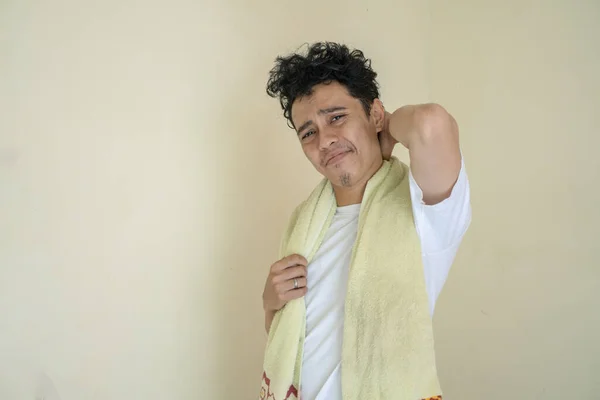 Młody Człowiek Nosi Białe Ubrania Gestem Lenistwa Ręczników Fotografia Nadaje — Zdjęcie stockowe