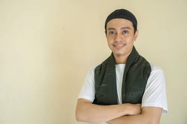 Joven Musulmán Asiático Pie Con Gesto Eid Mubarak Saludo Bienvenida —  Fotos de Stock