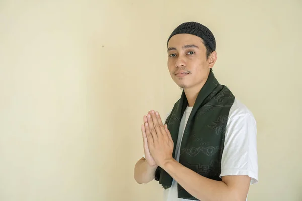 Joven Musulmán Asiático Pie Con Gesto Eid Mubarak Saludo Bienvenida —  Fotos de Stock