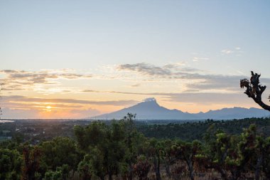 Güneşin en tepedeki ufukta doğuşu manzarası. Fotoğraf seyahat içeriği medyası ve doğa posteri için kullanılabilir.