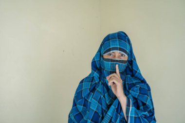 Adam hırsız gibi davranıyor, şaşırmış görünüyor ve farkında. Fotoğraf hırsız içeriği medya, polis posteri ve güvenlik geçmişi için kullanılabilir.