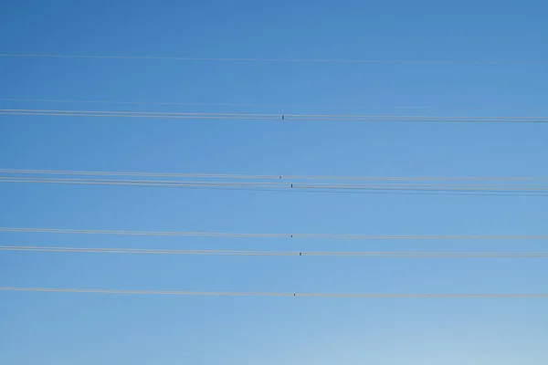 Kabel Przewodowy Transmisji Elektrycznej Niebieskim Niebem Tyłu Ziemi Zdjęcie Nadaje — Zdjęcie stockowe
