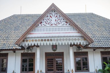 Orijinal süslemeli geleneksel Central Java evi. Fotoğraf, geleneksel Java insanlarının tasarım evi için kullanılabilir..