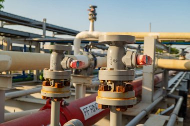 Atık su borularındaki kelebek manuel vanası. Fotoğraf endüstri arka plan fotoğrafçılığı, elektrik santrali posteri ve elektrik içeriği medyası için kullanılabilir.