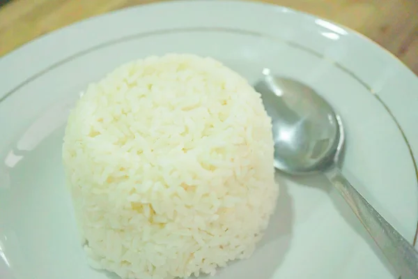 Riz Blanc Avec Cuillère Sur Assiette Blanche Photo Est Adaptée — Photo