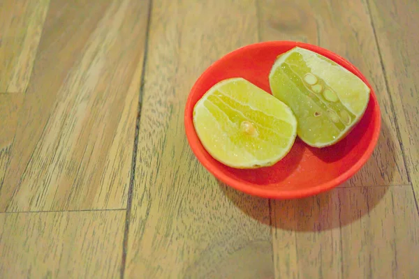 Tahta Masanın Üzerindeki Mini Tabakta Bir Dilim Limon Fotoğraf Meyve — Stok fotoğraf