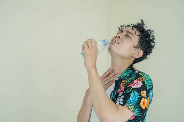 Молодой Кудрявый Человек Чувствует Усталость Жажду Затем Пить Минеральную Воду — стоковое фото