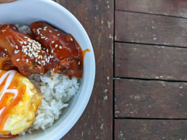 Pirinç kase yumurta ve kırmızı biber soslu tavuk nugget. Fotoğraf yemek arkaplanı, poster ve yiyecek içeriği medyası için kullanılabilir.