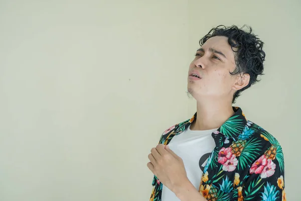 Кучерявий Індонезійський Чоловік Одягнений Пляжний Одяг Відчуває Себе Гарячим Пітніючим — стокове фото