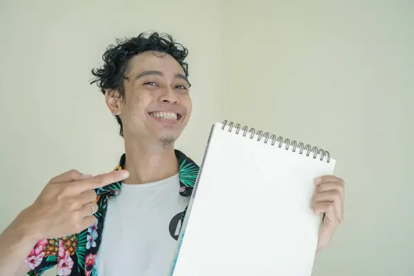 Homem Encaracolado Indonésio Usar Roupa Praia Mostrando Papel Com Expressão — Fotografia de Stock