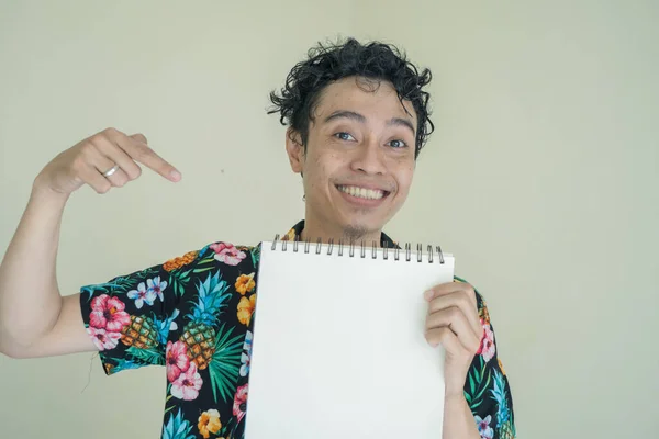 Кучерявий Чоловік Індонезійською Мовою Носить Пляжний Одяг Показує Папір Виразом — стокове фото