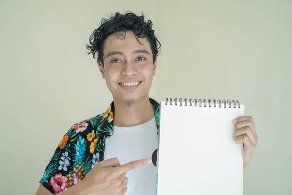 Curly Man Indonesisk Bära Strandkläder Visar Papper Med Leende Uttryck — Stockfoto