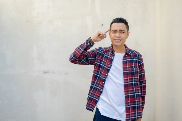 Ινδονήσιος Άνδρας Φορούν Casual Ρούχα Σκέψη Θέτουν Φωτογραφία Είναι Κατάλληλη — Φωτογραφία Αρχείου