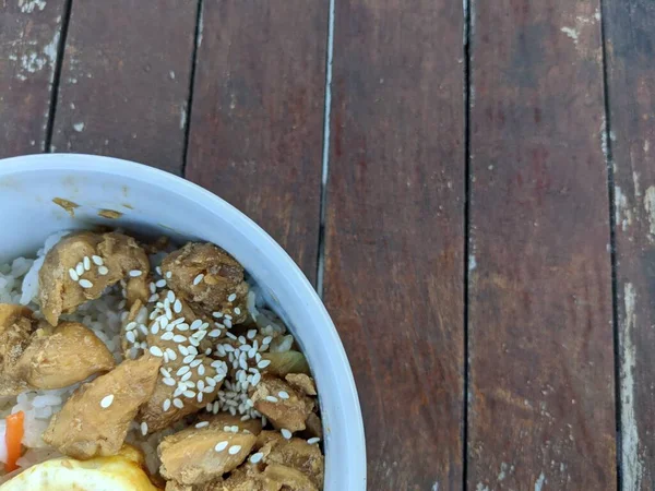 Mangkuk Nasi Goreng Telur Dan Nugget Ayam Dengan Saus Cabai — Stok Foto